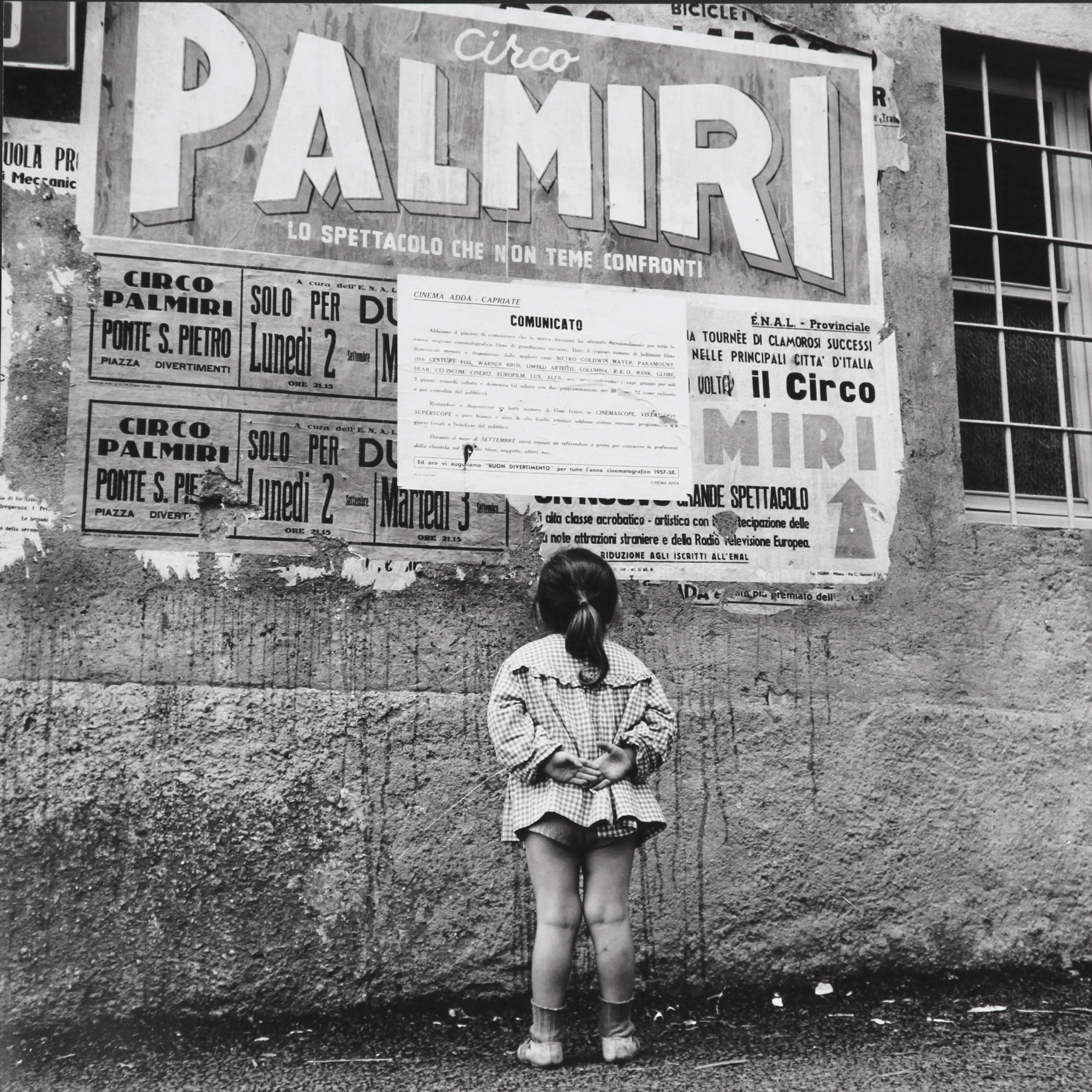 Bambina Guarda i Manifesti (Anni '50)